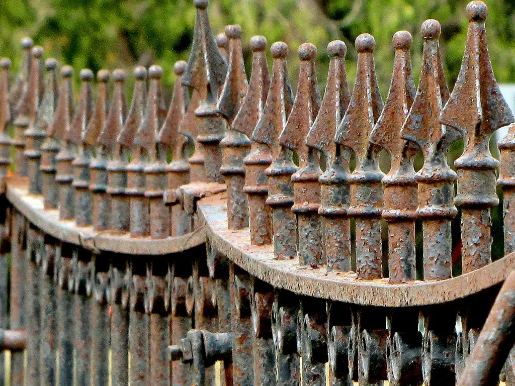 Understanding Rust on Metal Gates